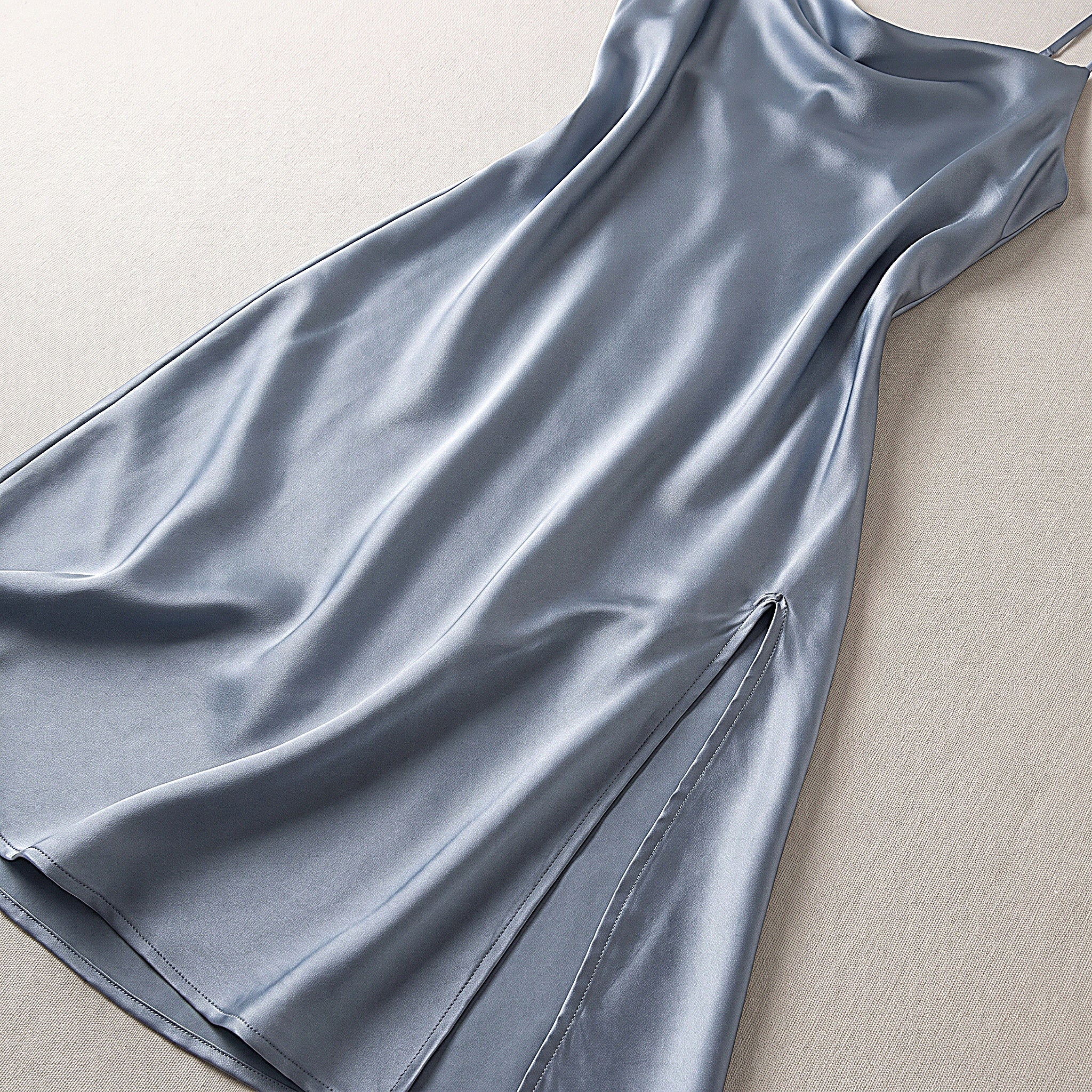 Détail du satin bleu gris fluide et de la fente Image
