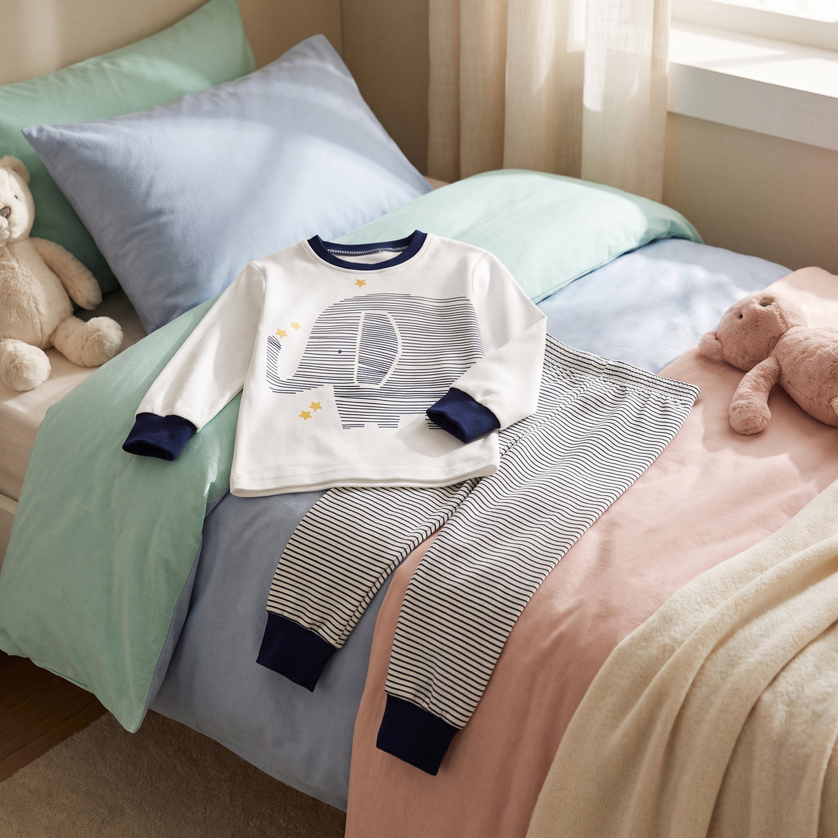 Le rituel du soir, pyjama garçon à l'éléphant posé sur le lit d'enfant
