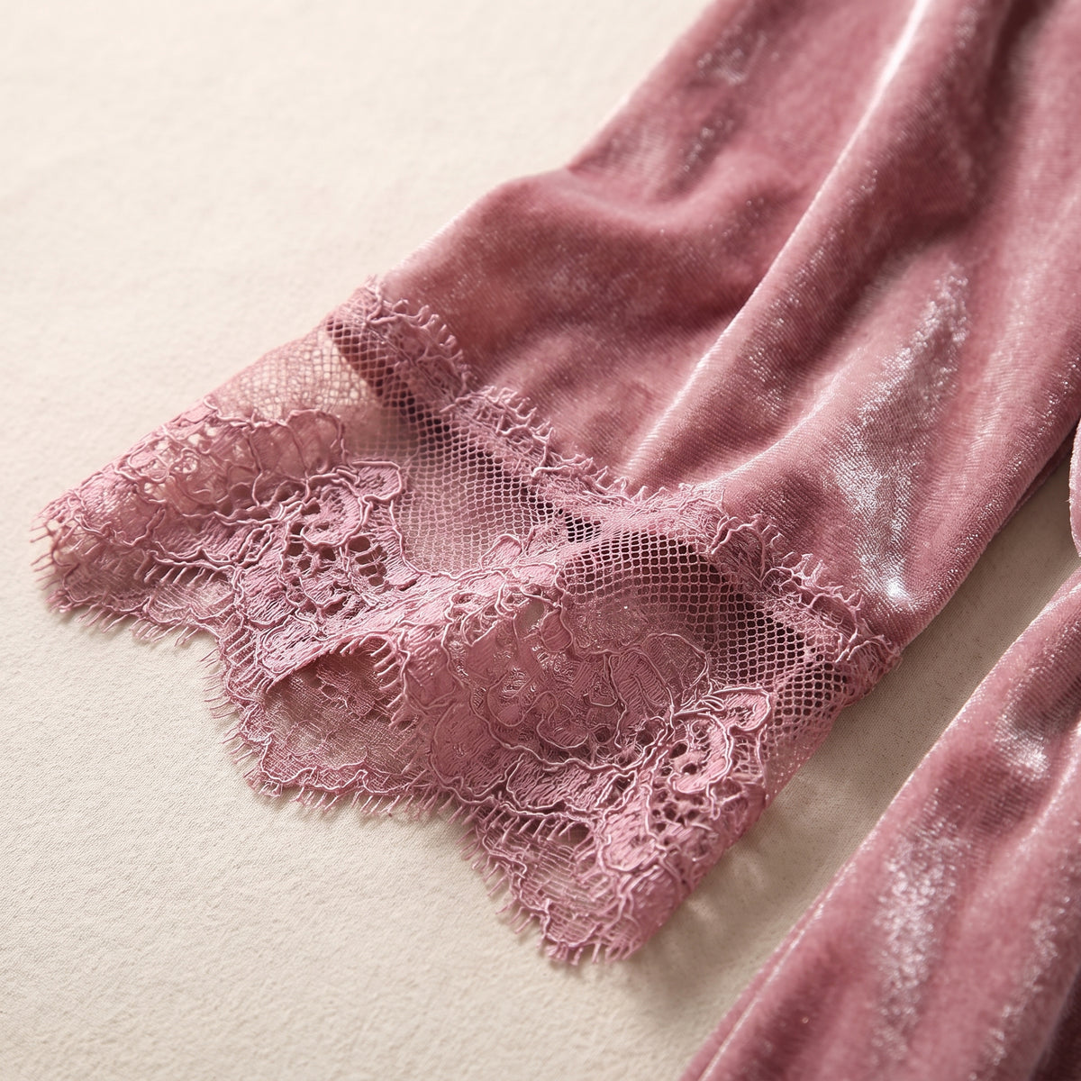 Détail de la manche du kimono en velours bordée de dentelle festonnée