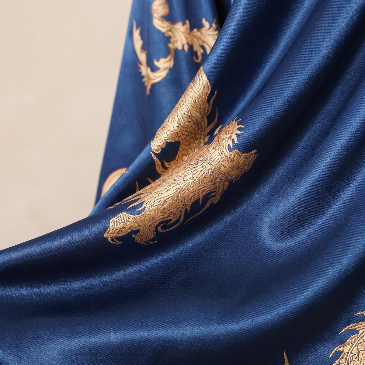 Détail du satin bleu marine et de l'imprimé dragon doré