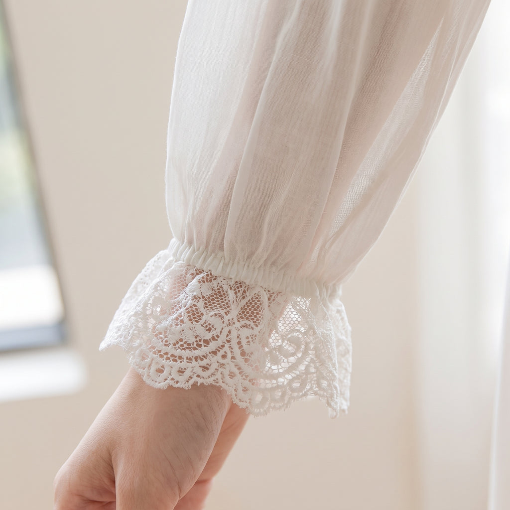 Détail du poignet à volant de dentelle blanche
