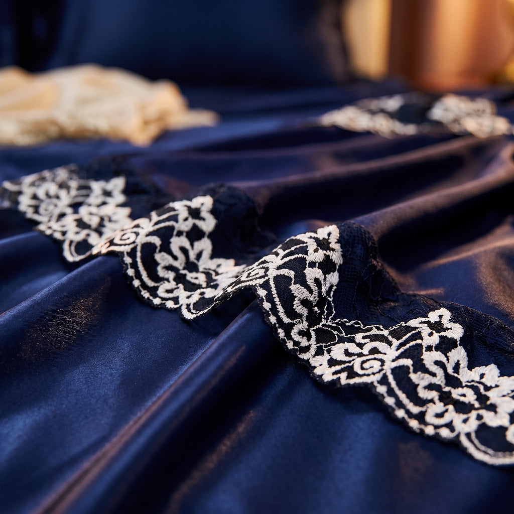 Detail produit nuisette-en-dentelle-et-soie-bleue-pour-femme-avec-col-en-v