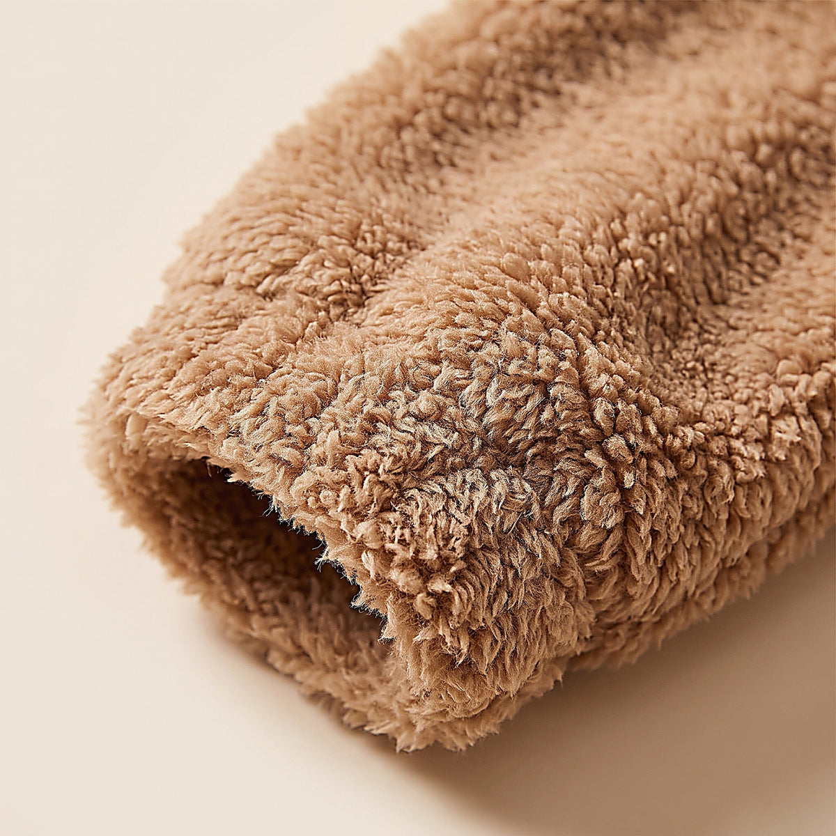 Détail de la matière peluche teddy moelleuse camel