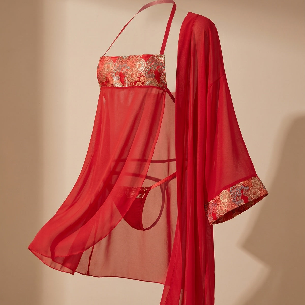 Nuisette string rouge portee, brocart et voile transparent Image
