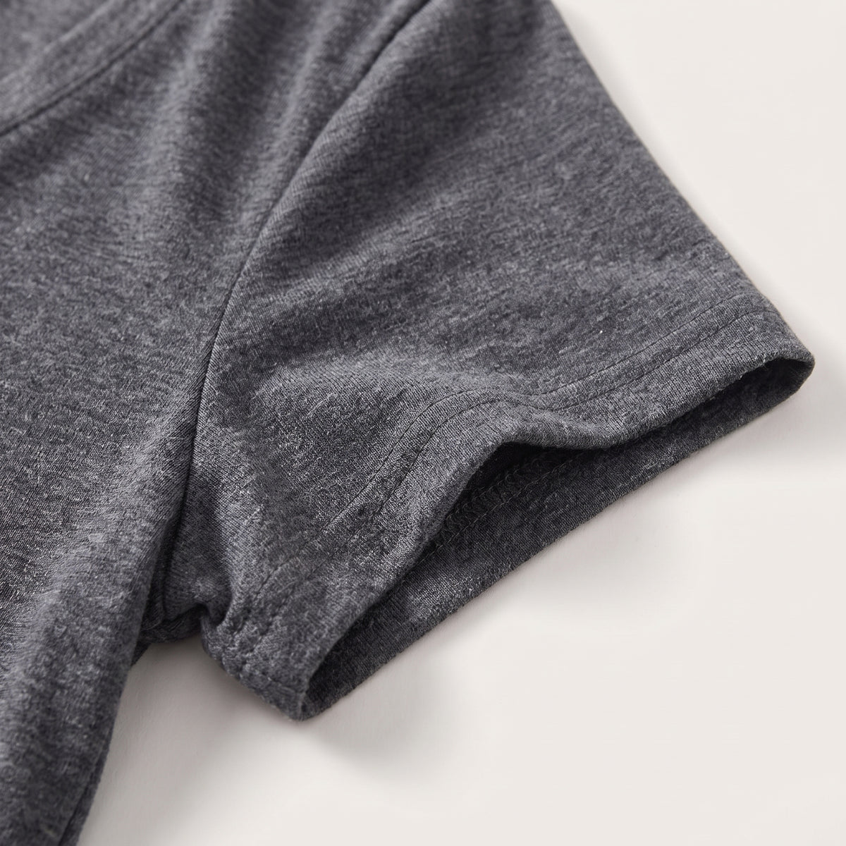 Détail de la matière jersey gris chiné doux