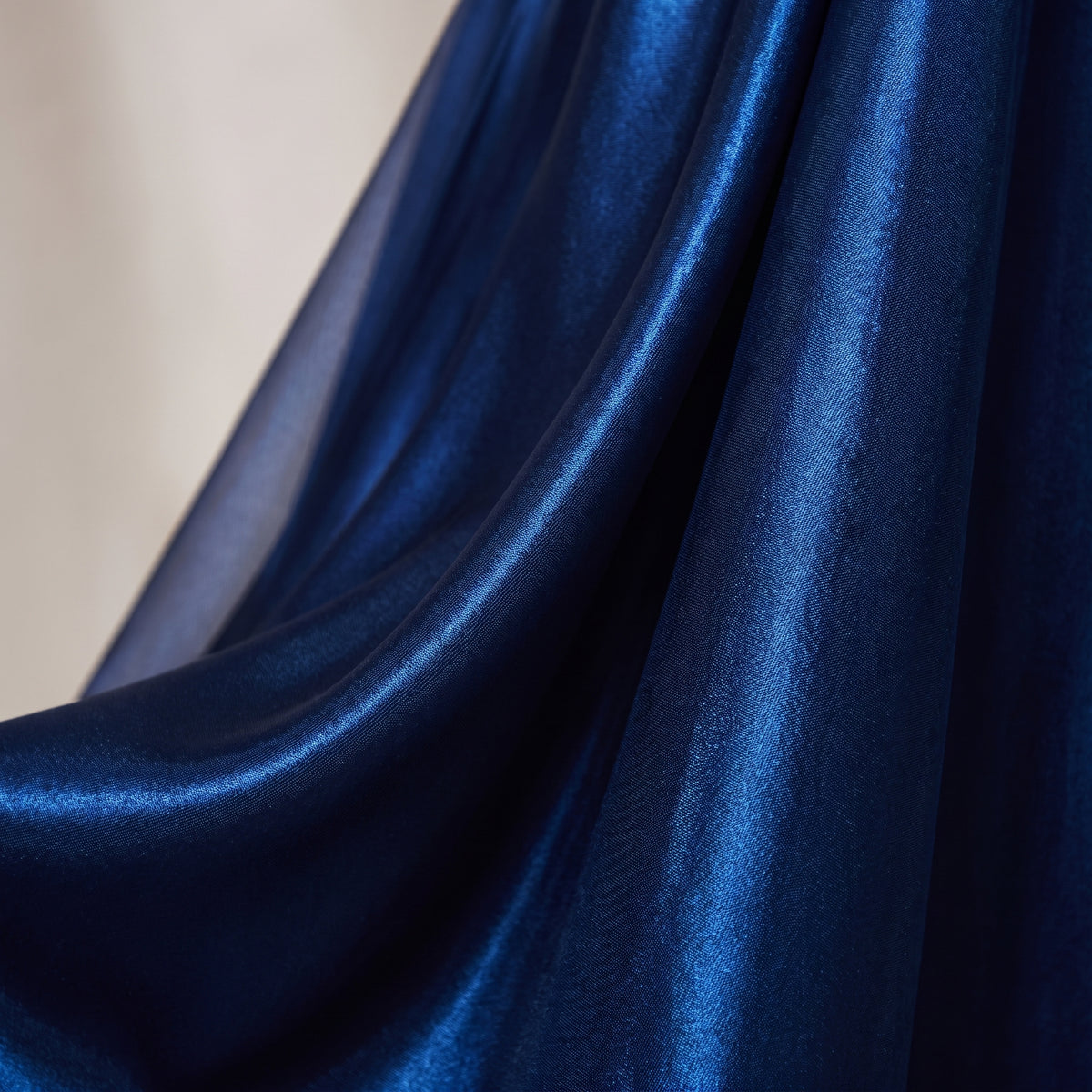 Détail de l'organza bleu marine chatoyant de la longue jupe