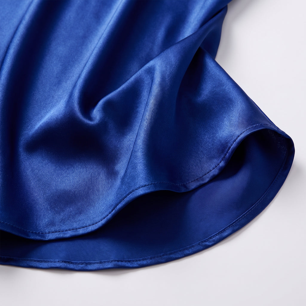 Détail du drapé et de l'ourlet fluide du satin bleu roi