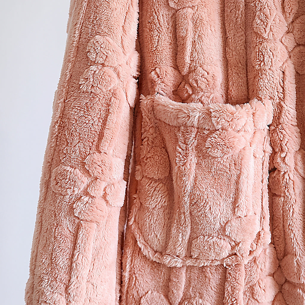 Détail de la flanelle rose à motif floral en relief et de la poche plaquée