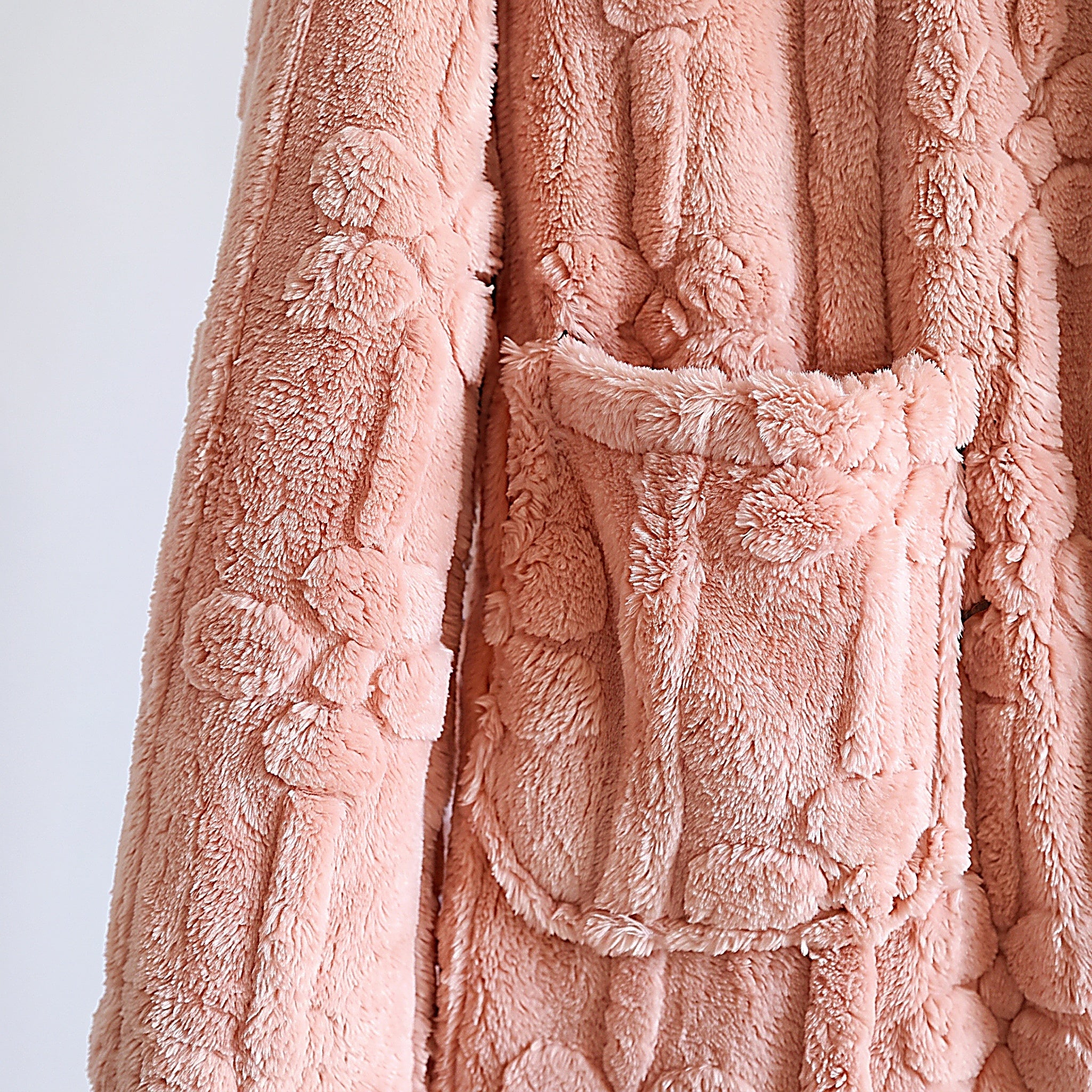 Détail de la flanelle rose à motif floral en relief et de la poche plaquée Image