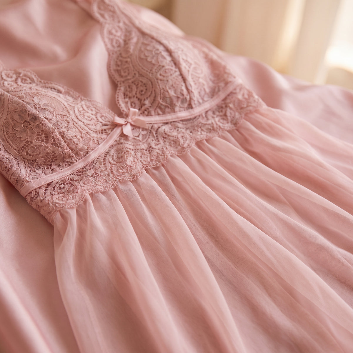 Détail de la jupe en voile rose léger et du noeud satin