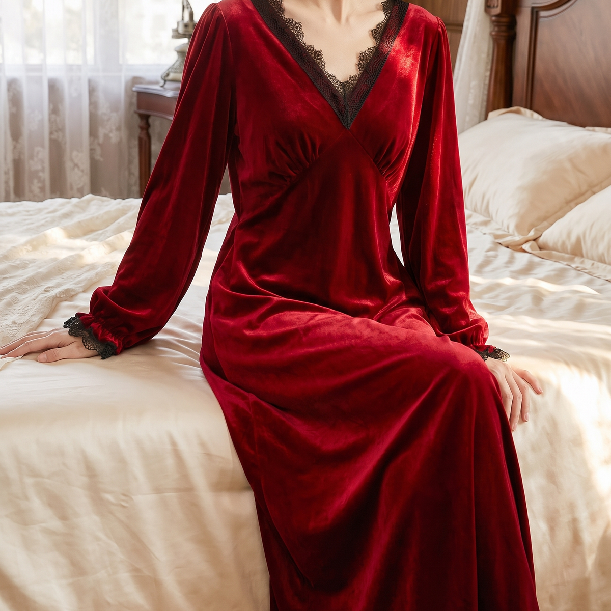 Nuisette rouge en velours drapée sur le lit boudoir, tombé et dentelle