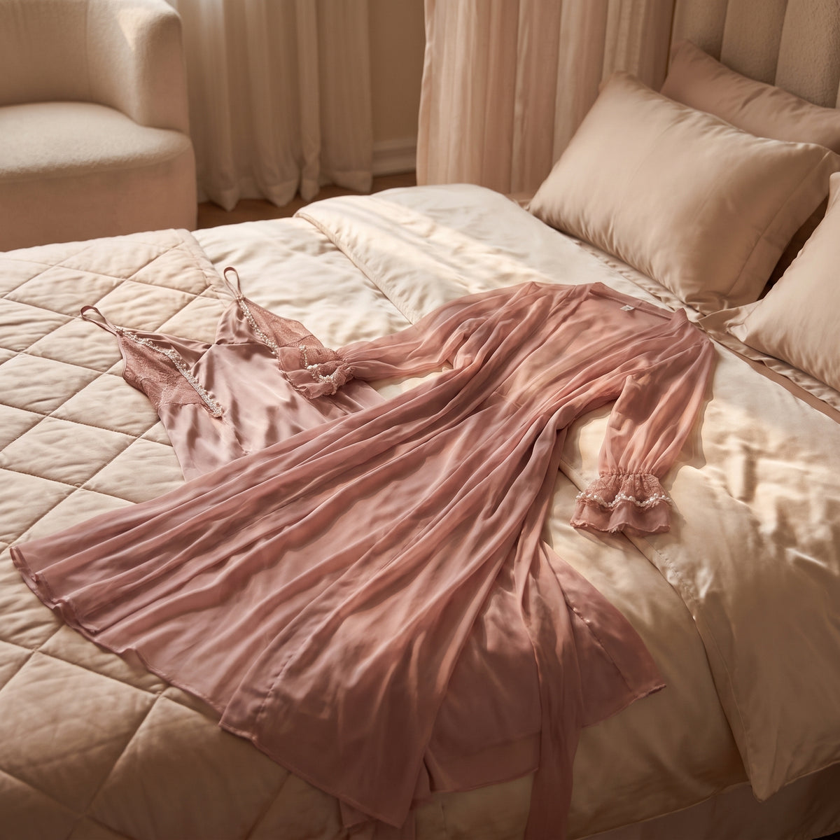 Ensemble nuisette et kimono rose posé sur un lit de boudoir