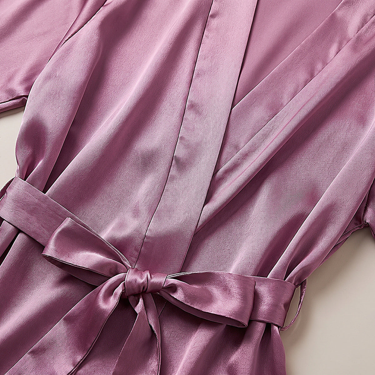 Détail du satin mauve du kimono et de sa ceinture nouée
