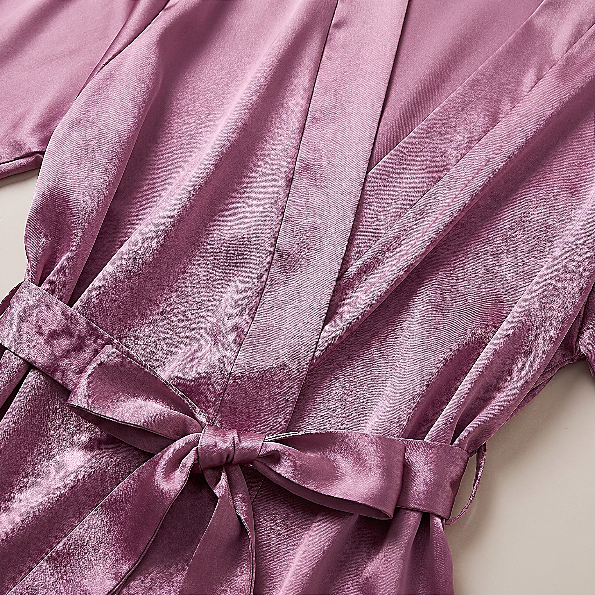 Détail du satin mauve du kimono et de sa ceinture nouée Image