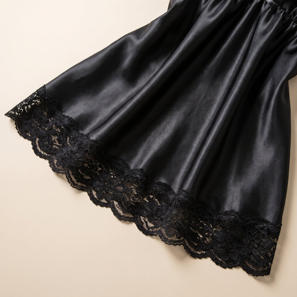 Détail de l'ourlet en dentelle et du satin noir de la jupe