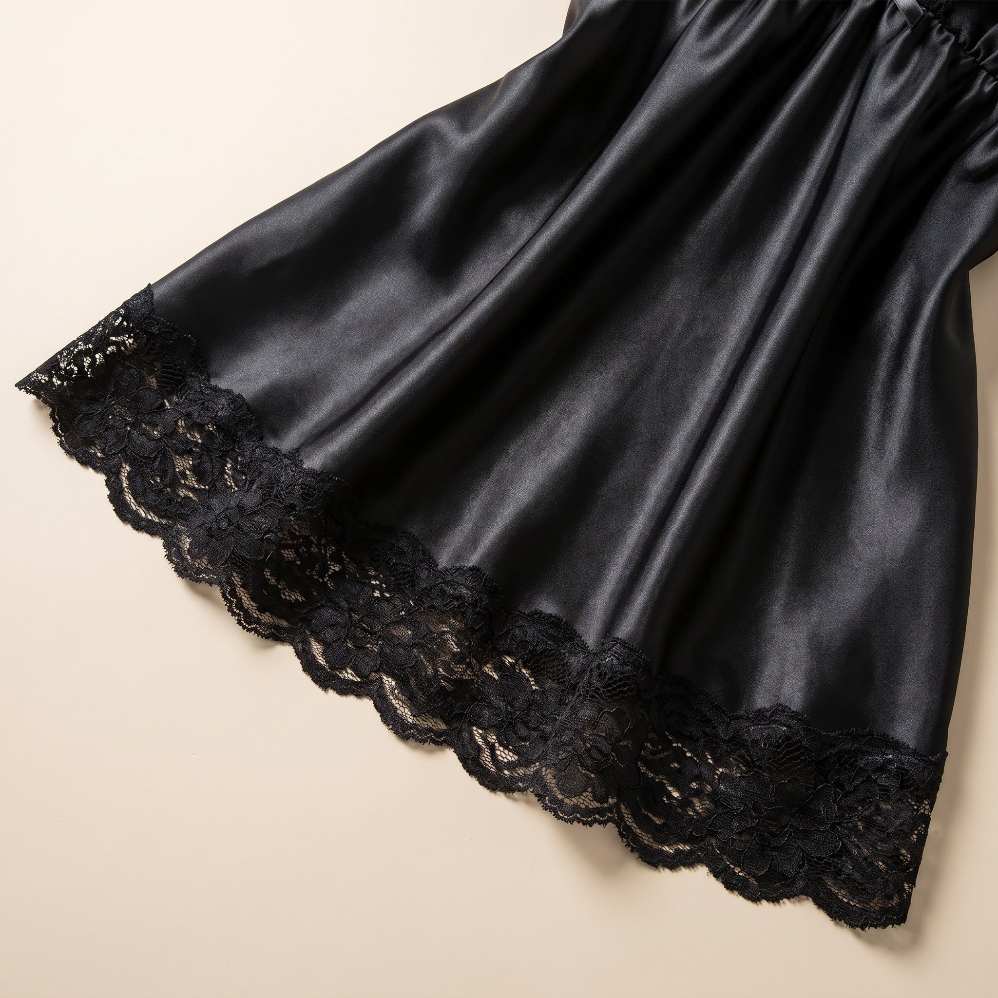 Détail de l'ourlet en dentelle et du satin noir de la jupe Image