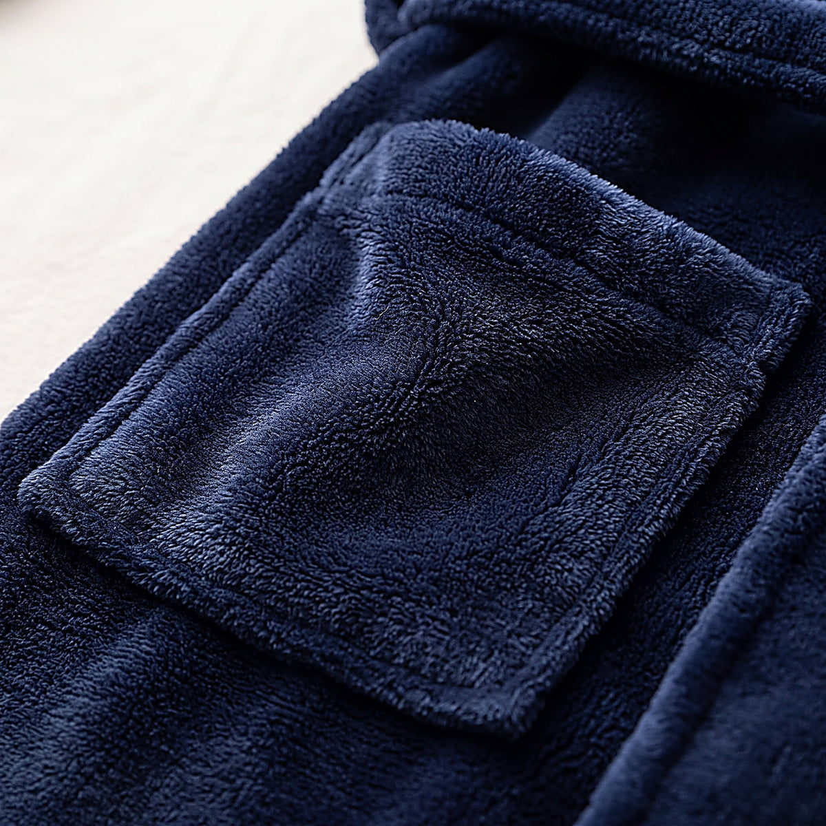Détail de la flanelle velours bleu marine moelleuse et de la poche