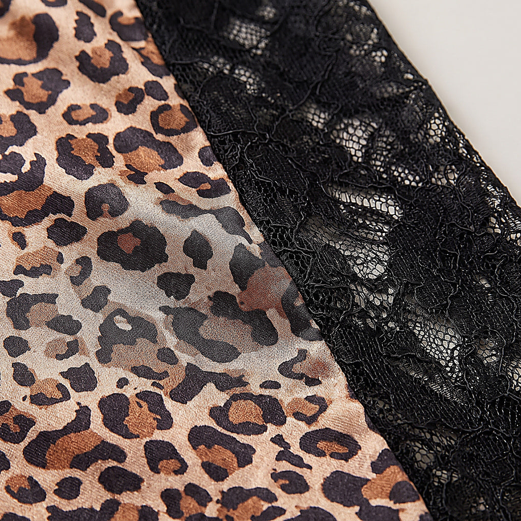 Détail du satin léopard et de l'empiècement de dentelle noire