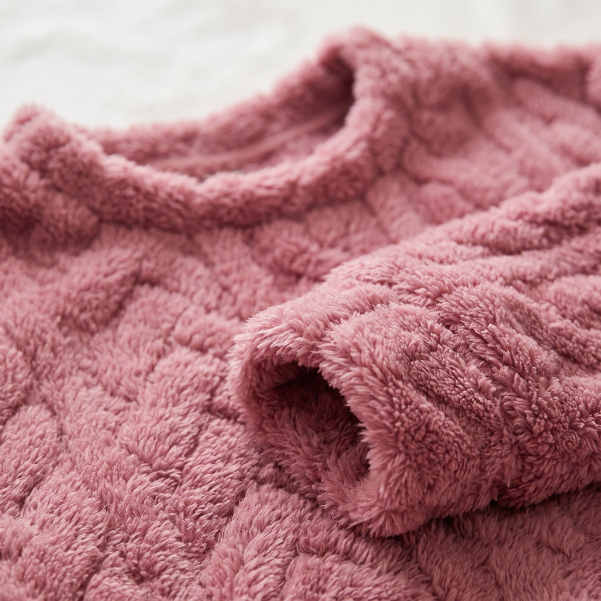 Gros plan du relief de la maille pilou peluche, tissage texturé et moelleux