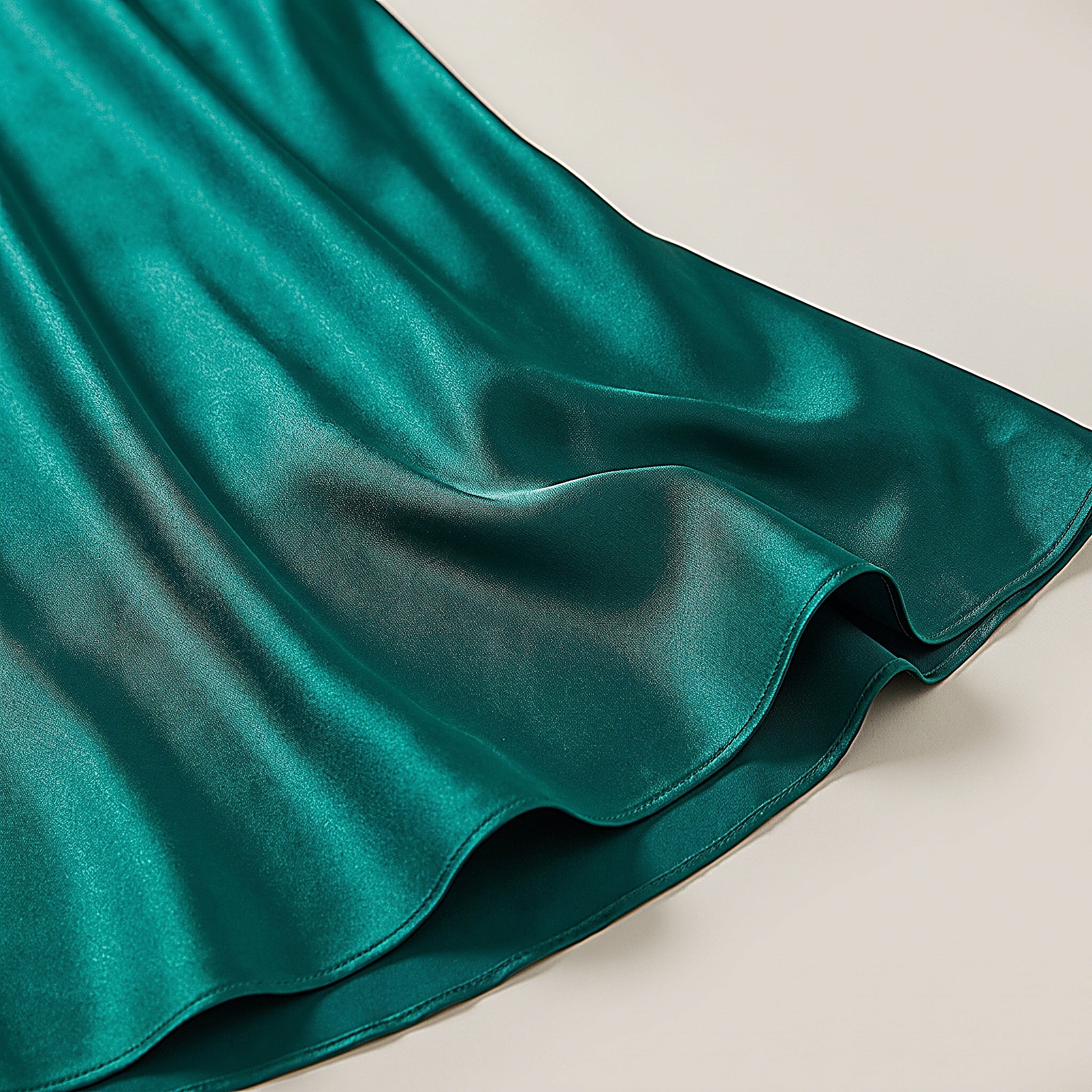 Détail du satin vert émeraude fluide et chatoyant Image