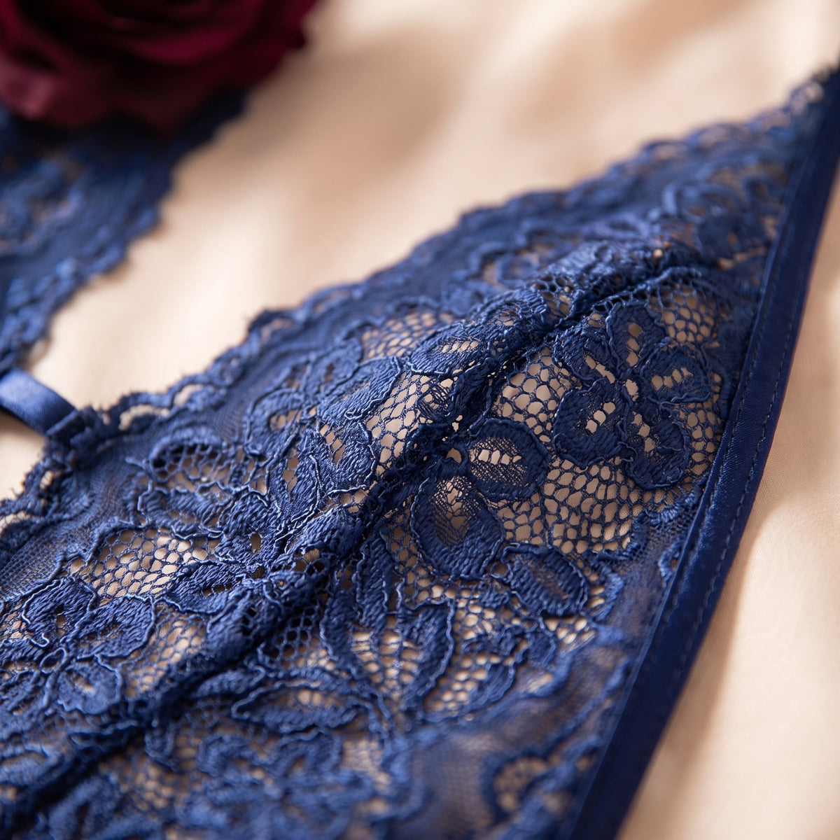 Gros plan sur la dentelle florale bleue de la nuisette