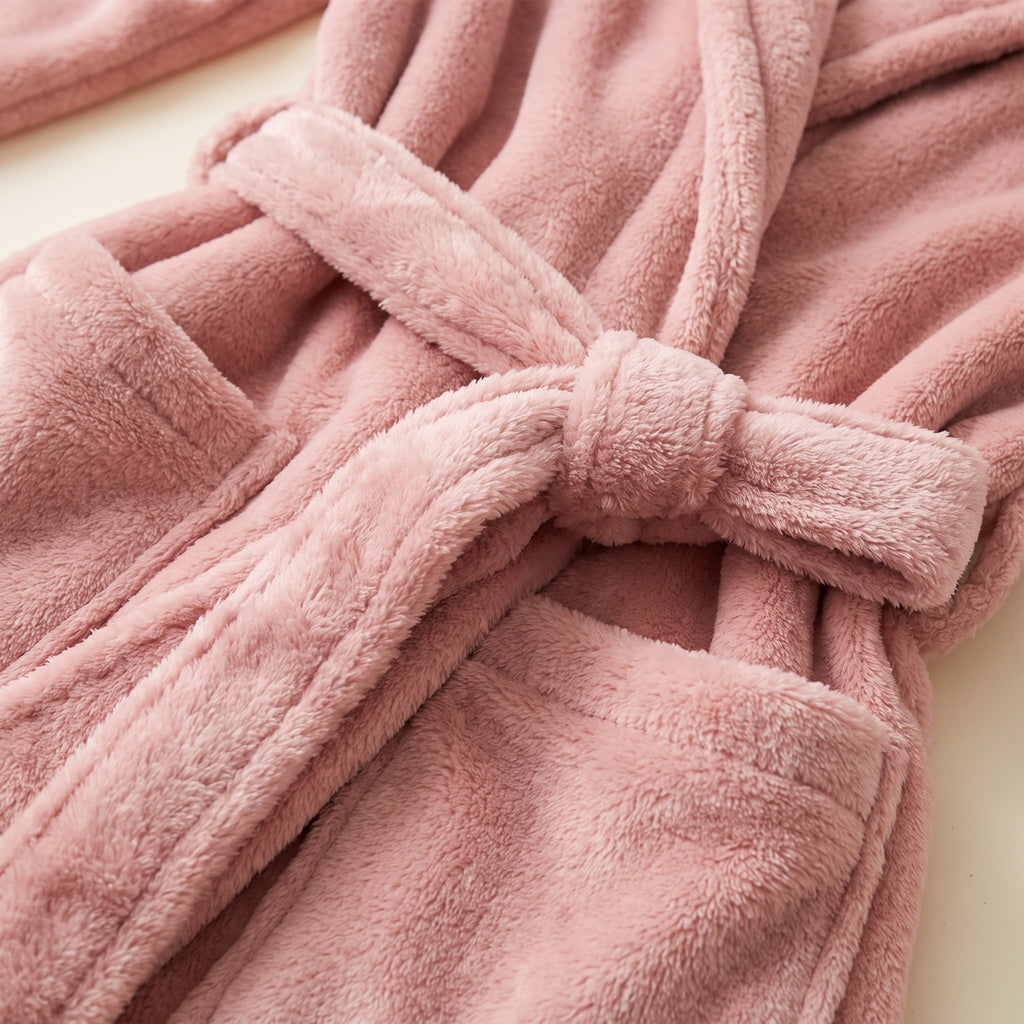 Détail de la matière polaire peluche rose et de la ceinture