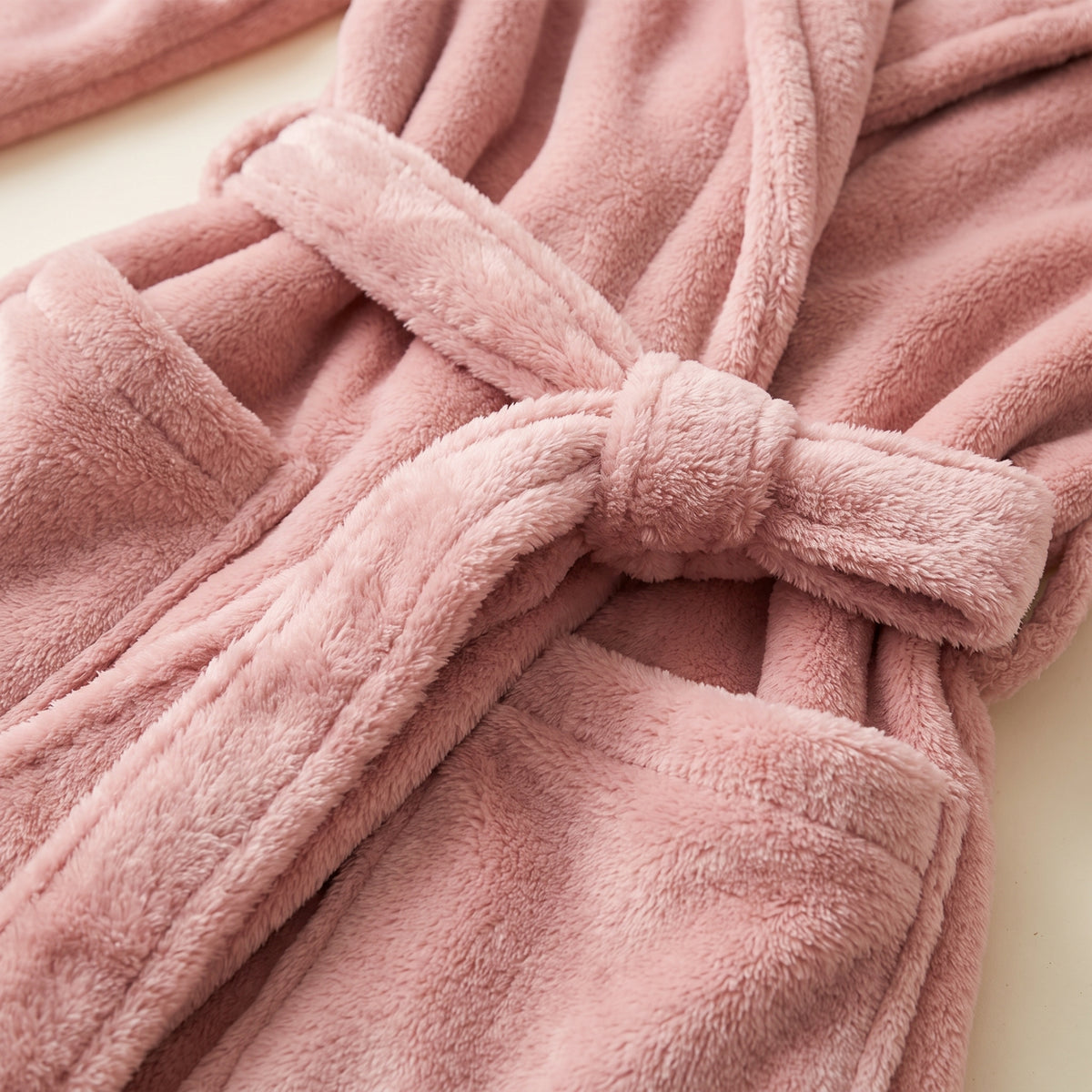 Détail de la matière polaire peluche rose et de la ceinture