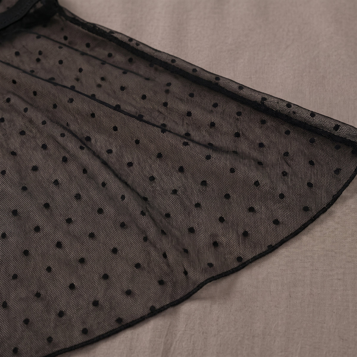 Détail du mesh noir à pois transparent de la jupe