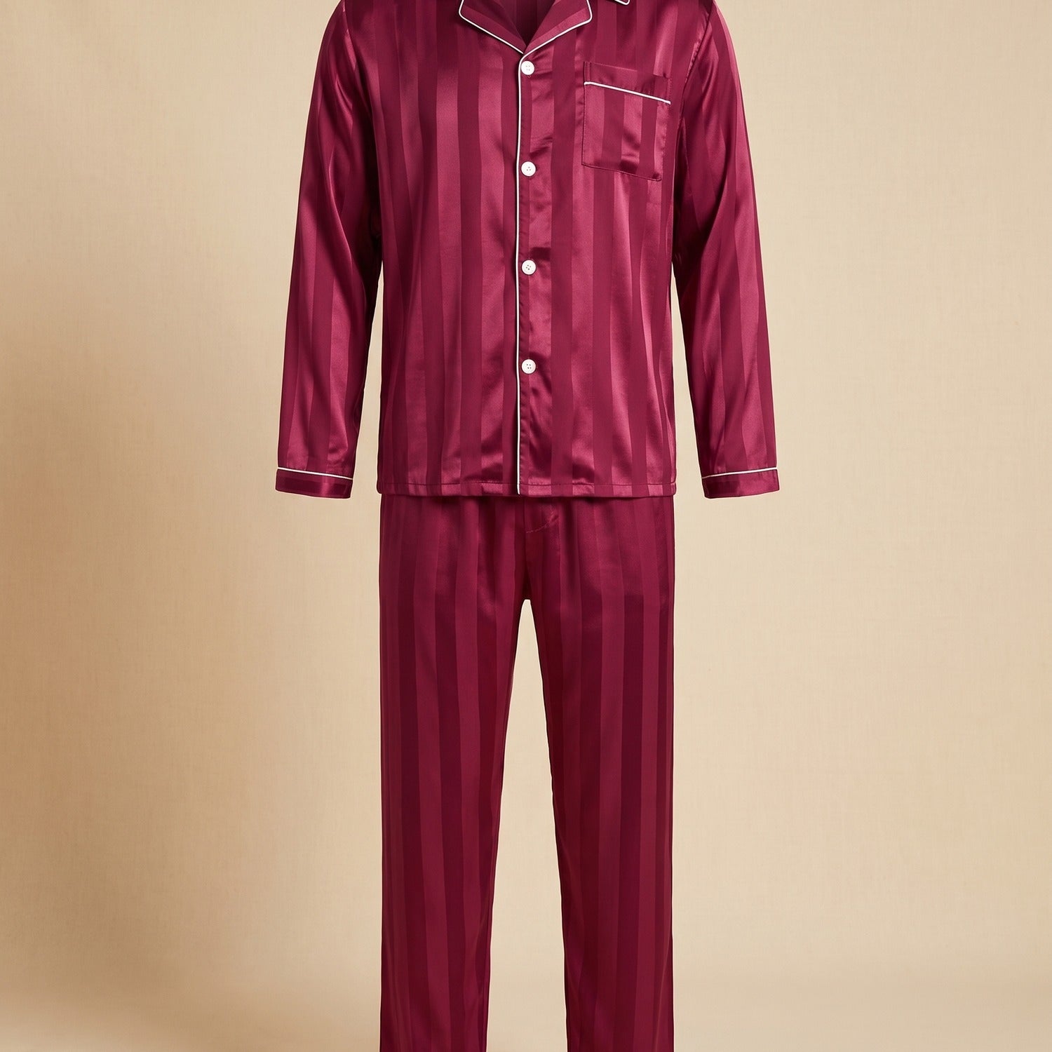 Silhouette complète du pyjama homme satin bordeaux à rayures verticales Image