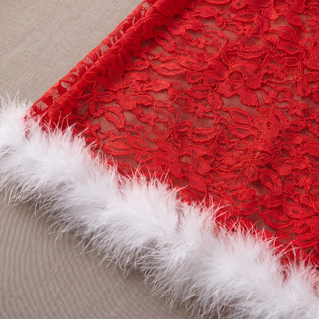Détail de la dentelle rouge transparente et de l'ourlet en fourrure blanche
