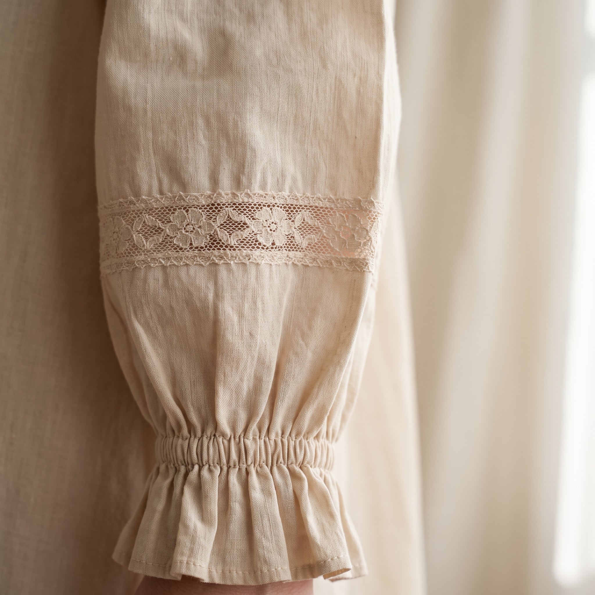 Détail de la manche à insertion de dentelle et poignet à volant Image