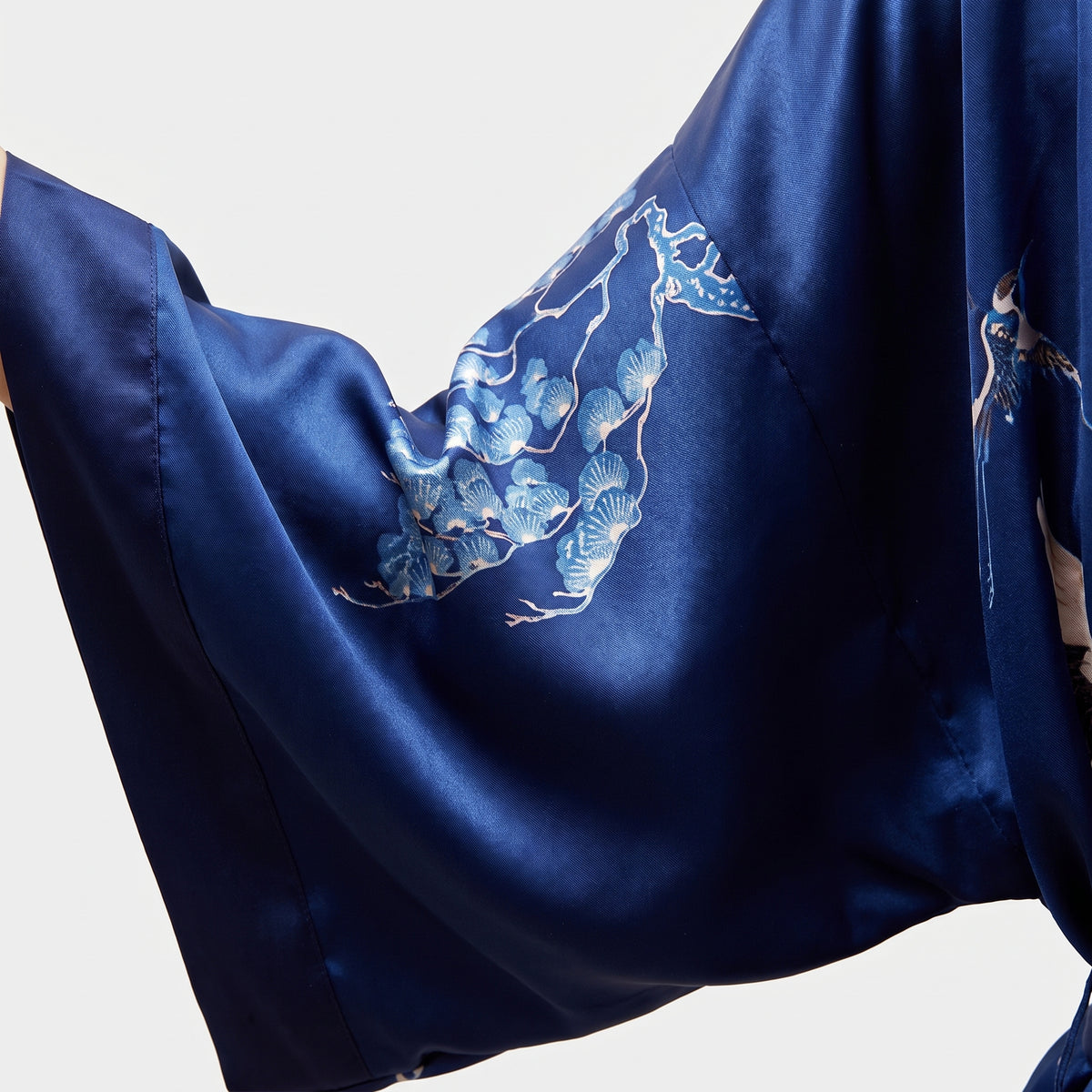 Détail du satin bleu marine et de la large manche kimono