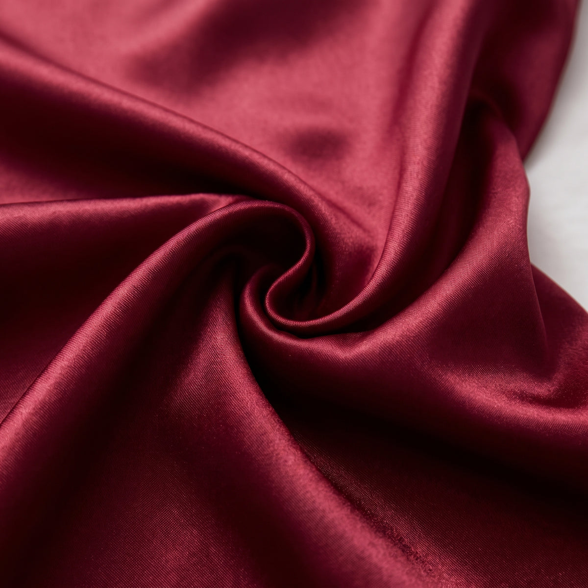 Détail du satin rouge bordeaux lustré
