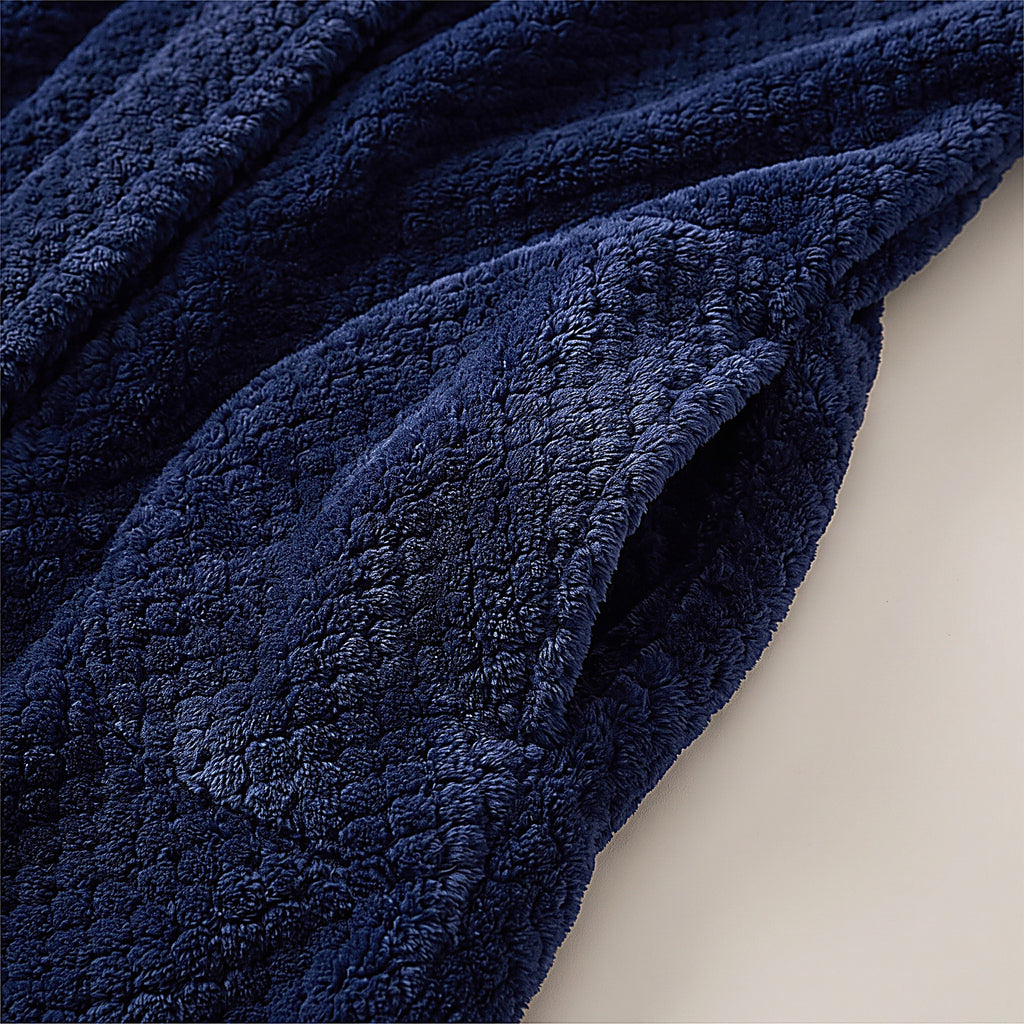 Détail de la peluche gaufrée bleu marine en relief du peignoir de maternité