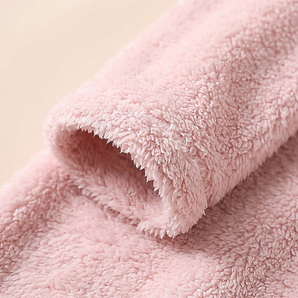 Détail de la peluche rose bouclée, matière moelleuse