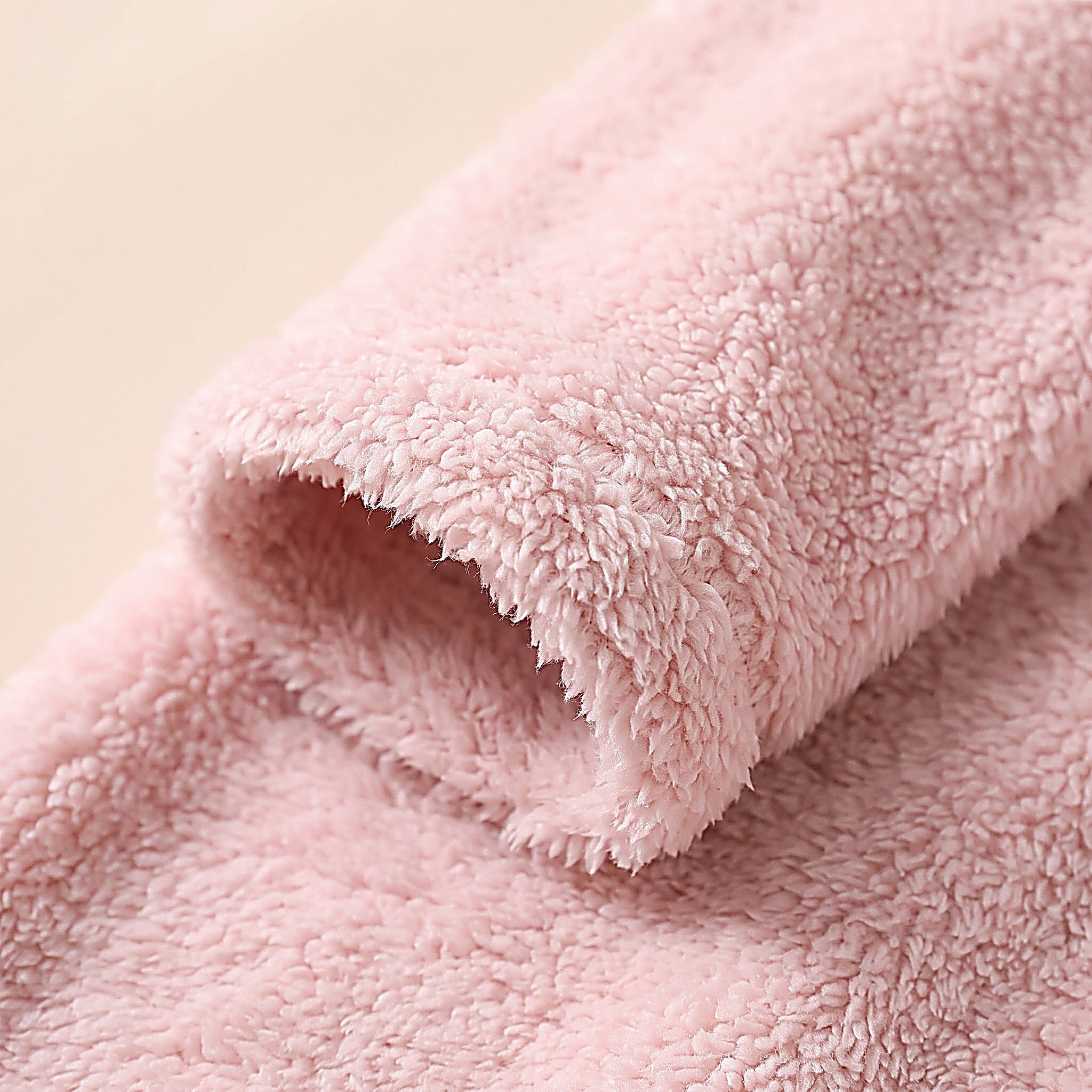 Détail de la peluche rose bouclée, matière moelleuse Image