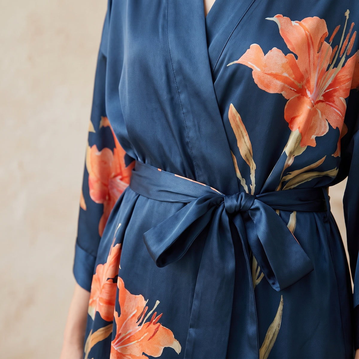 Détail du col cache-coeur et des manches larges du kimono
