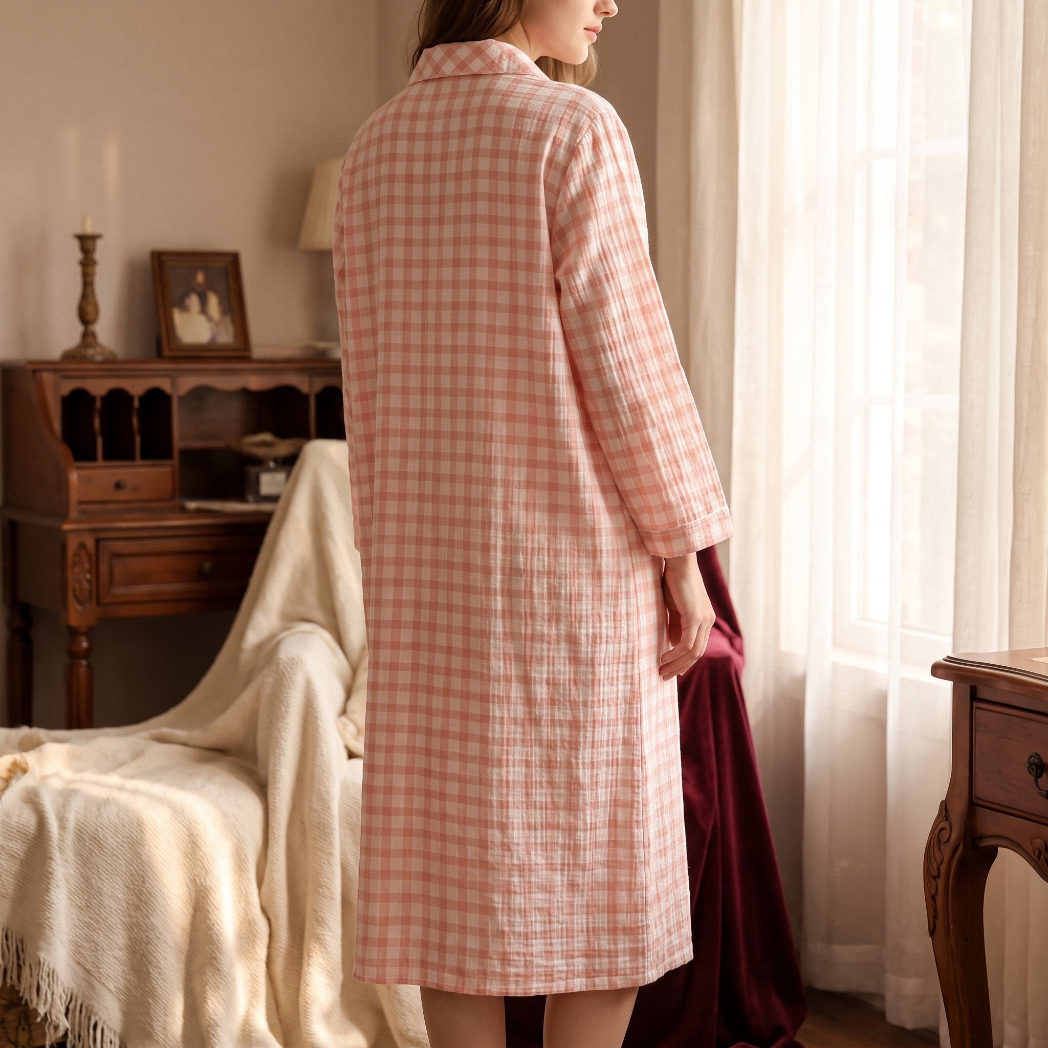 Vue trois-quarts dos de la robe de chambre longue a carreaux Image