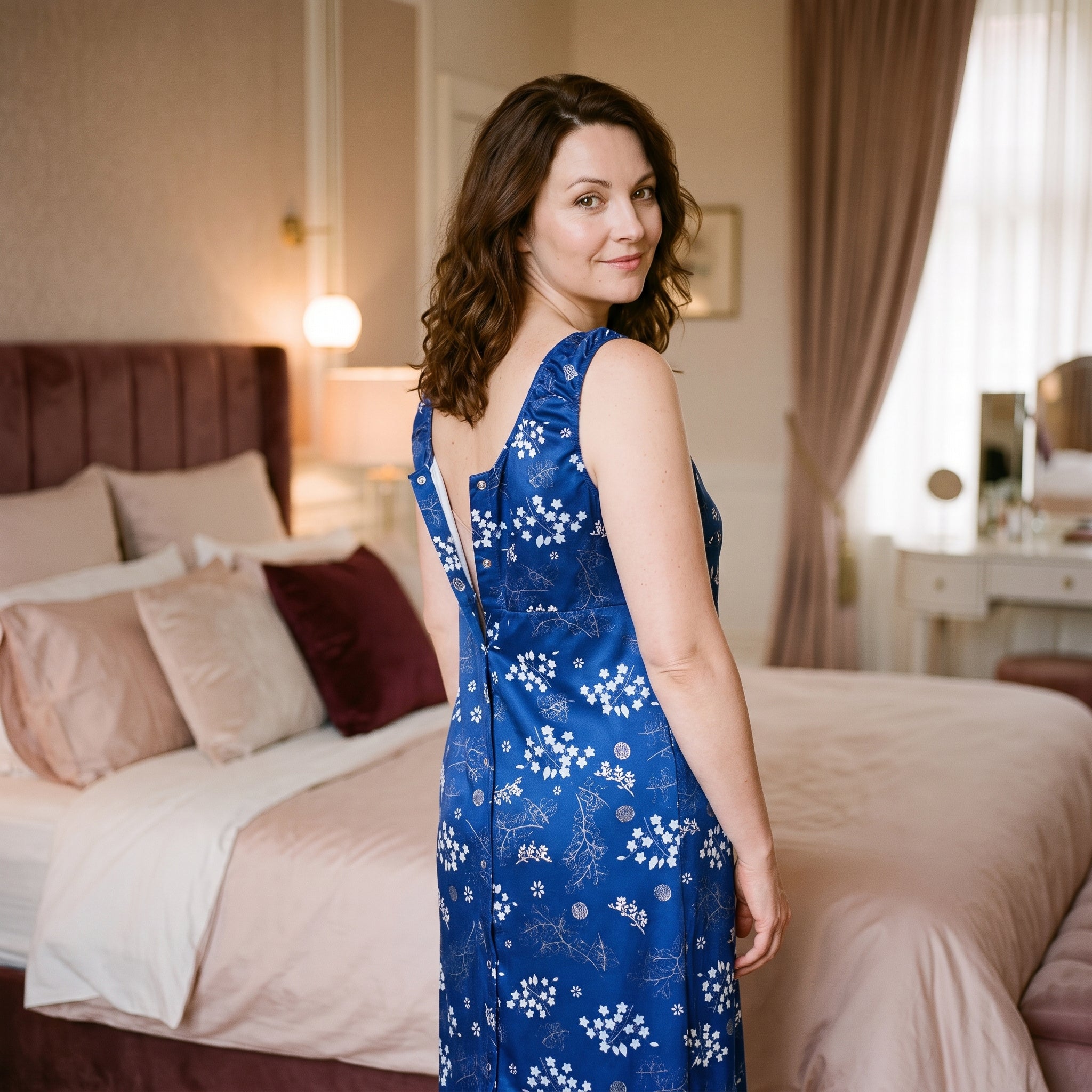 Dos de la nuisette de maternité bleue, rangée de boutons-pression sur toute la hauteur Image