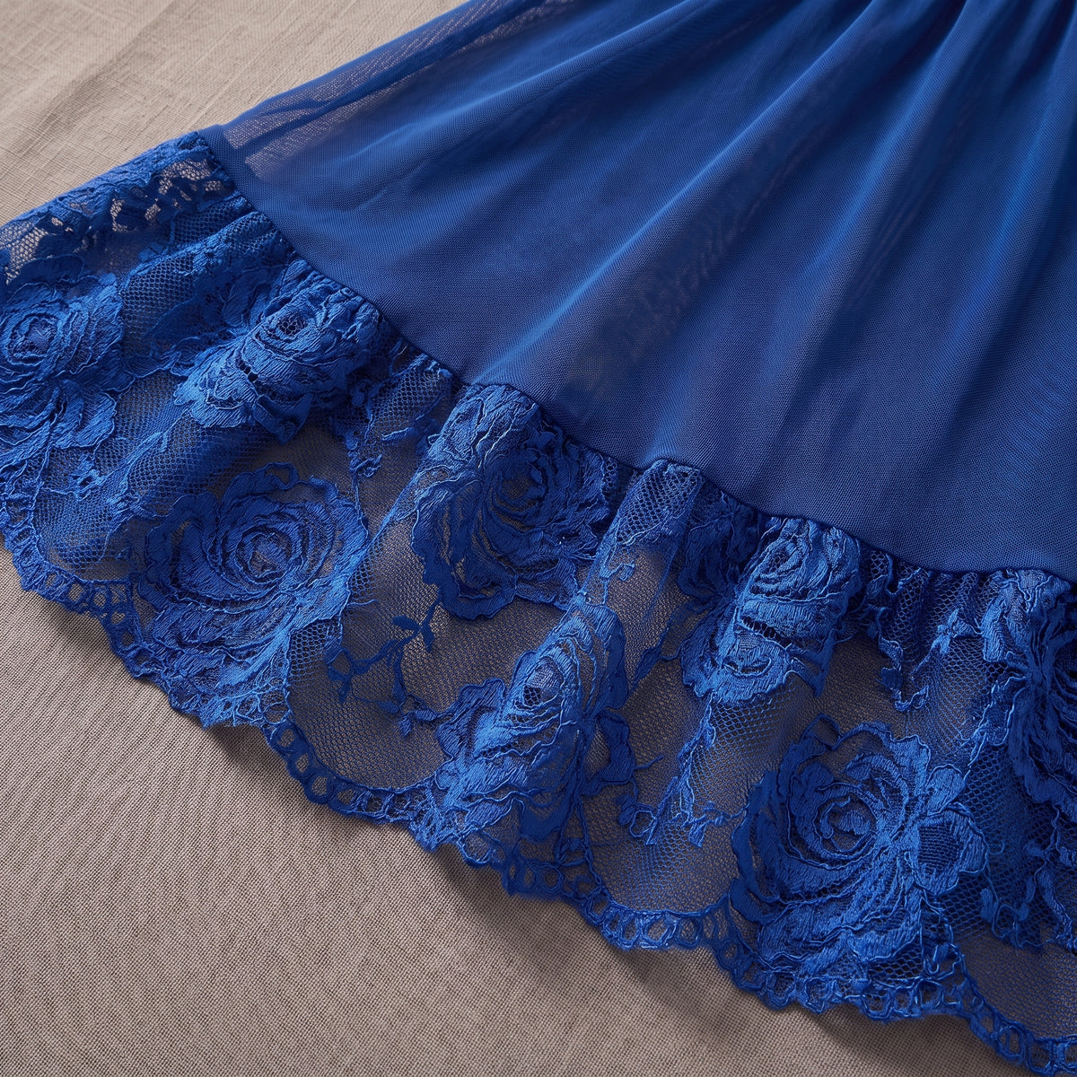 Détail de l'ourlet en dentelle de roses et du mesh transparent