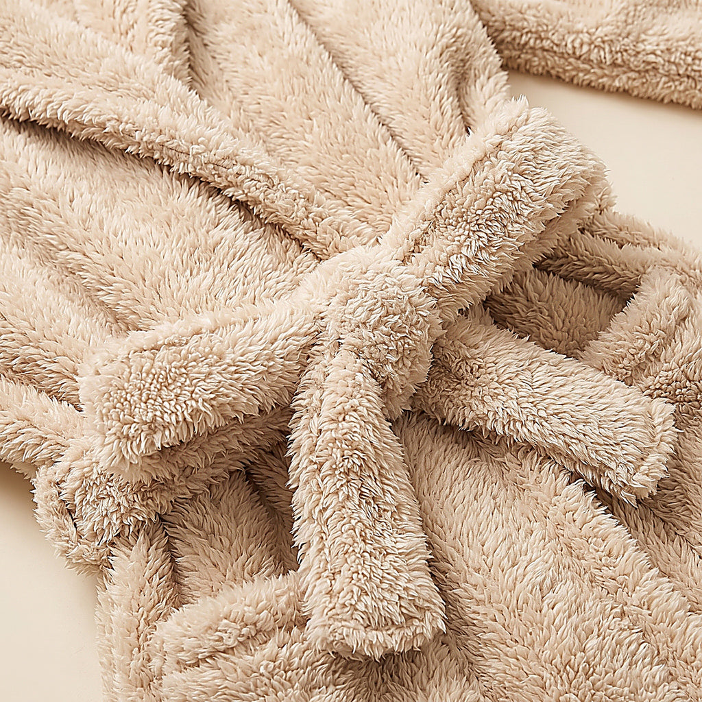 Détail de la fausse fourrure beige moelleuse à poil long et de la ceinture du peignoir