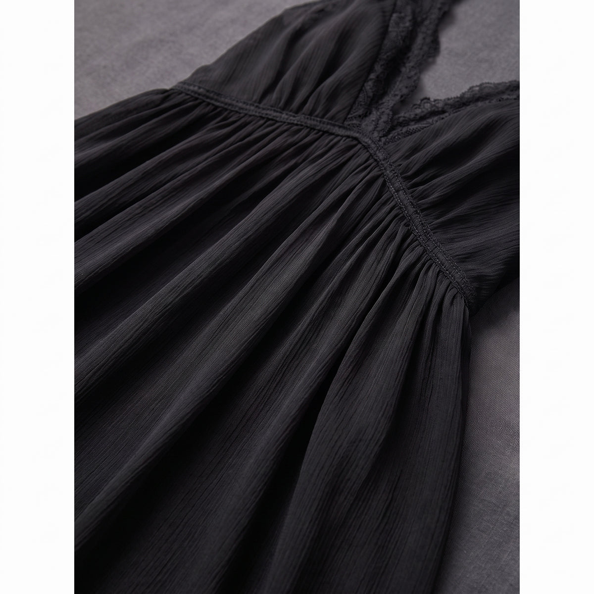 Détail du voile noir fluide et vaporeux de la jupe babydoll
