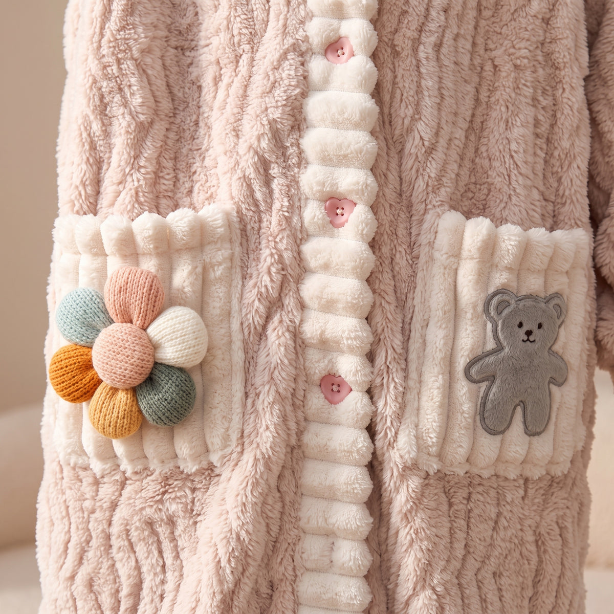 Appliqués fleur en relief et ourson sur les poches de la chemise de nuit Image