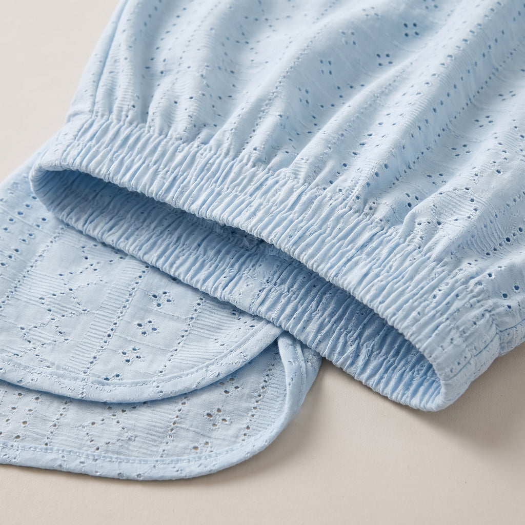 Détail de la taille élastiquée et de l'ourlet arrondi du short de pyjama