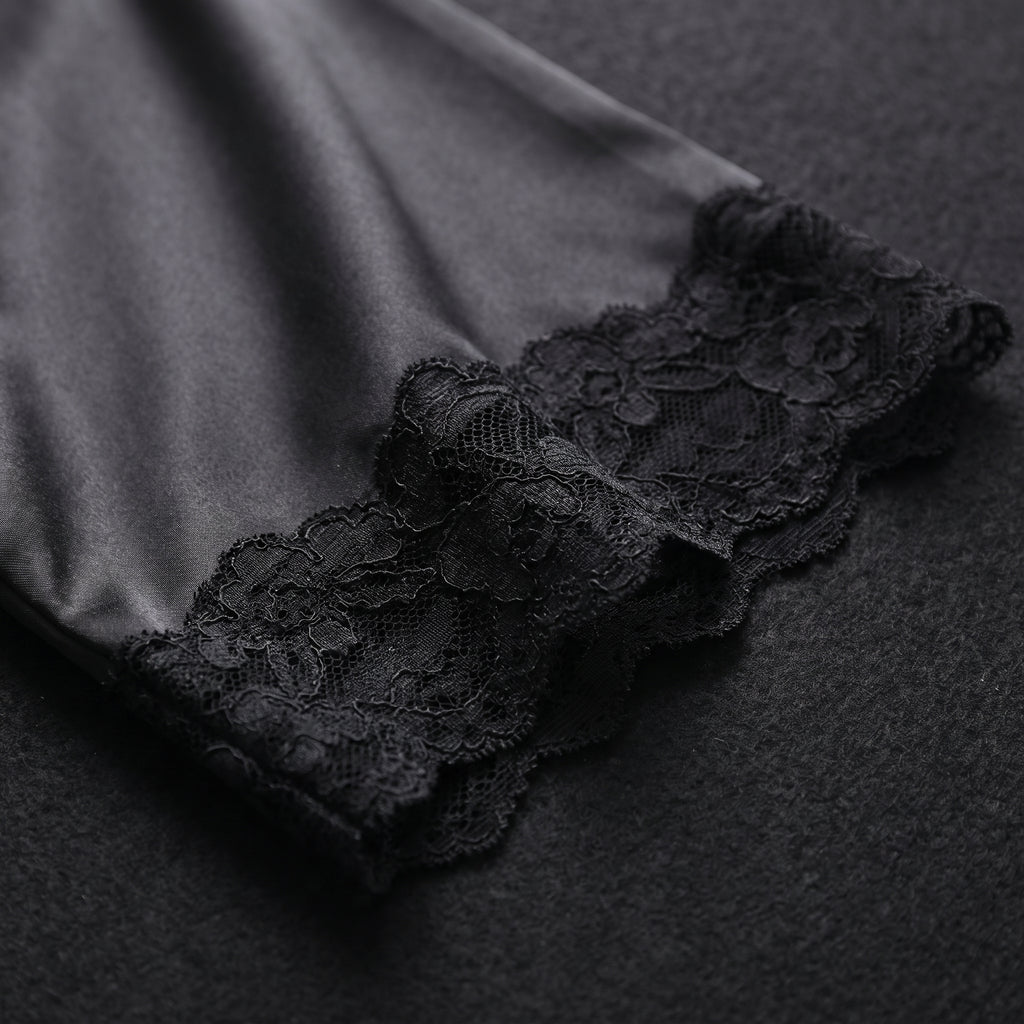 Détail de la manche du kimono en satin noir bordée de dentelle