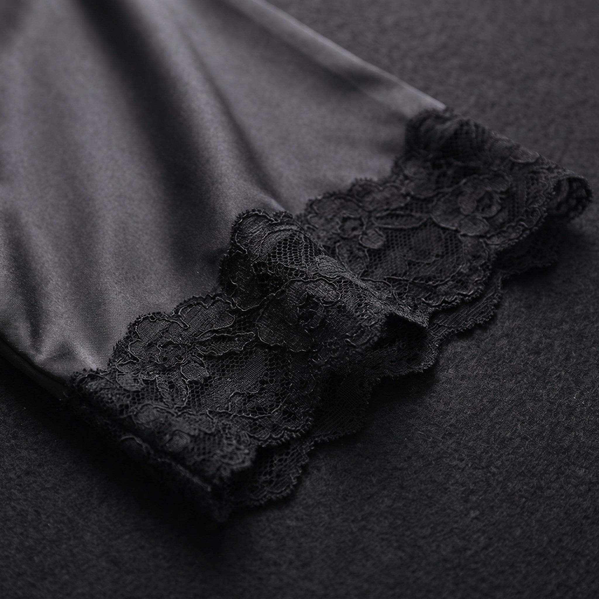 Détail de la manche du kimono en satin noir bordée de dentelle Image