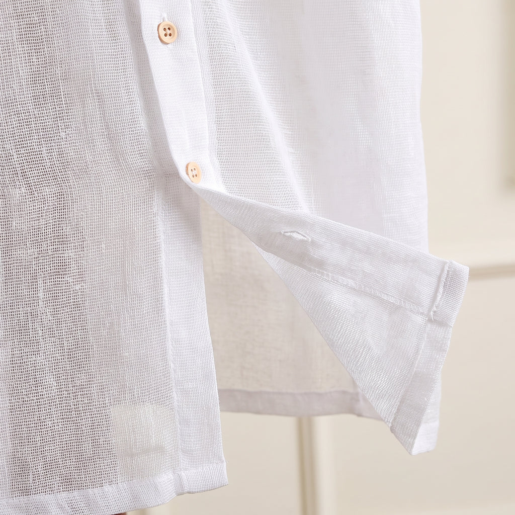 Détail de la matière gaze de coton blanche et de la fente latérale