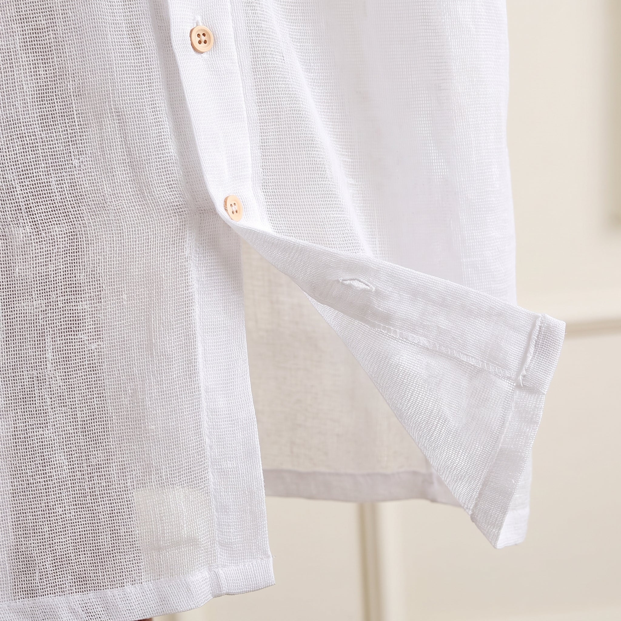 Détail de la matière gaze de coton blanche et de la fente latérale Image