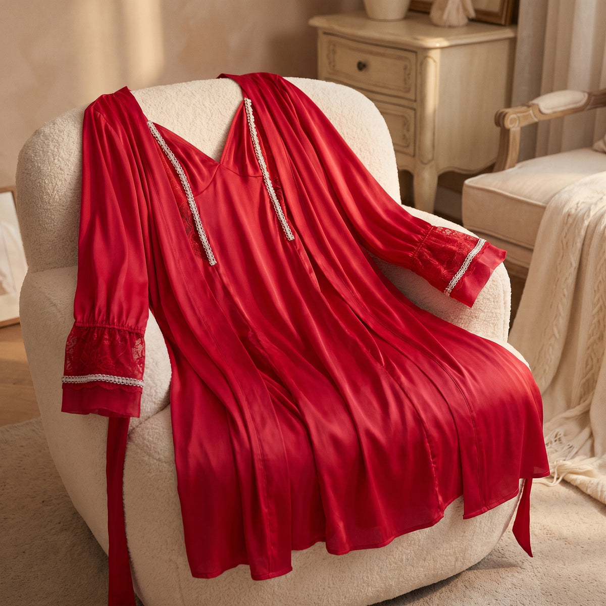 Ensemble nuisette et kimono rouge posé sur un fauteuil de boudoir