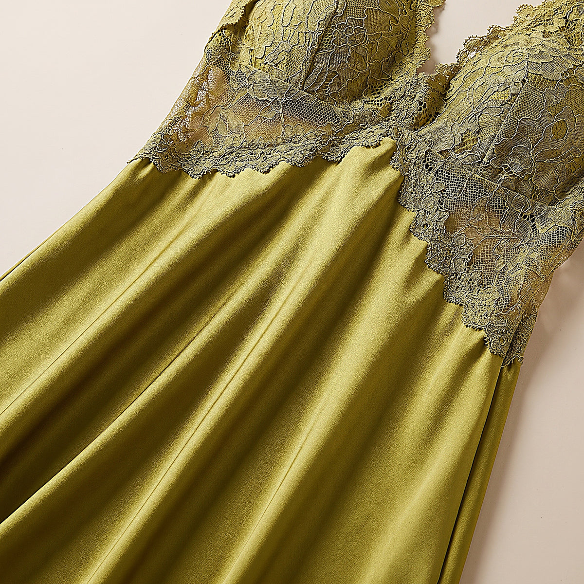 Détail du satin vert olive et de l'empiècement de dentelle